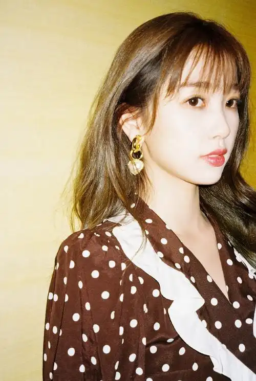 虞书欣波点裙胶片风写真图片69