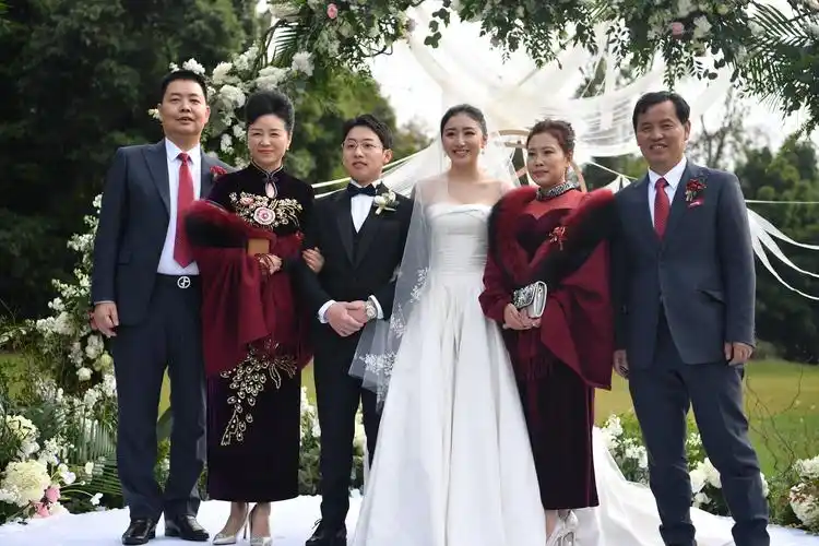 众多体操名将一起参加节目的录制,陈一冰,张成龙,冯喆还有周捷都在场