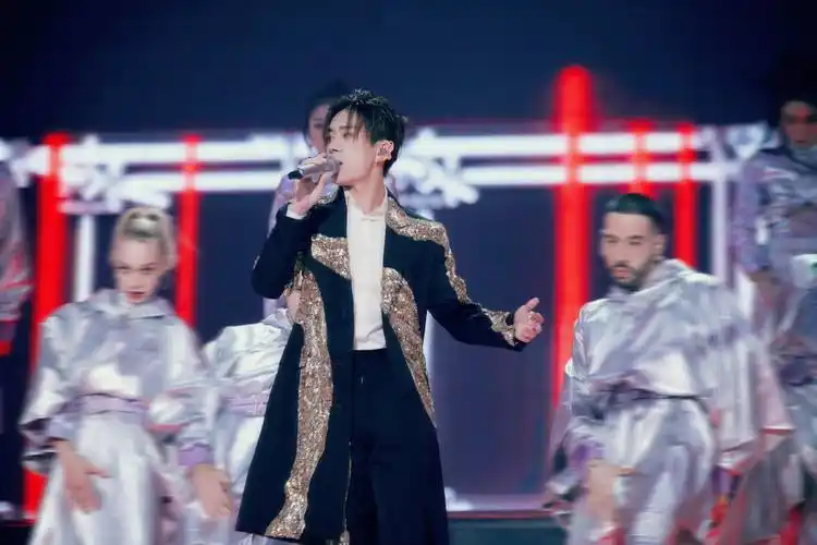 分享一组易烊千玺图片给大家,图中的明星图片壁纸会点缀你的电脑桌面