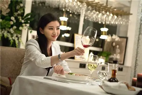 《赌城风云》曝剧照 景甜扮演女版"龙五"