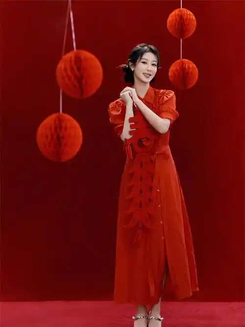 红红火火,女明星新年写真大合集,李冰冰气质不输年轻一辈_红色_身材