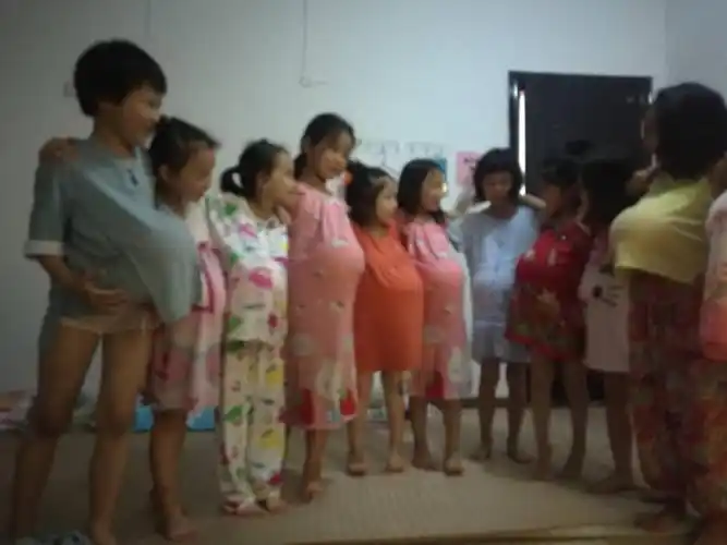 女生们集体来一张"怀孕"的照片!