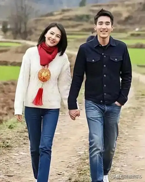45岁高圆圆跟老公甜蜜散步,女神皮肤好气质出众,赵又廷休闲帅气
