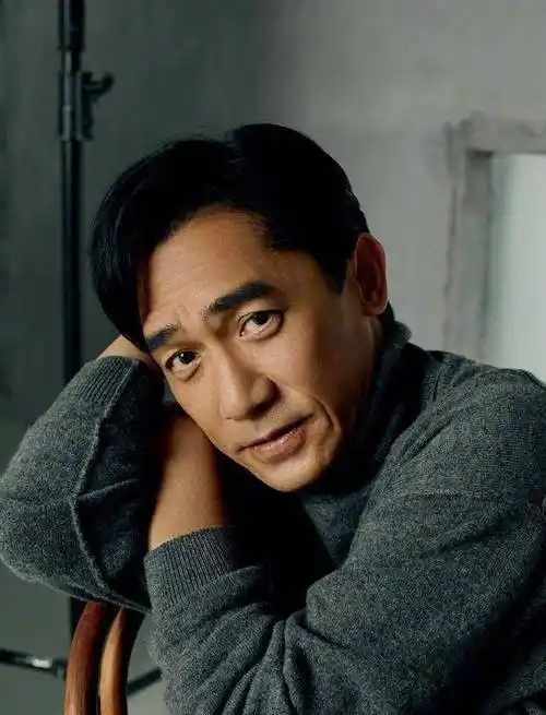 三七分的绅士背头,让梁朝伟浑身透出着浓郁的熟男韵味.