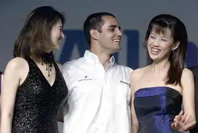 独家图片:f1车手与美女 蒙托亚大马左拥右抱