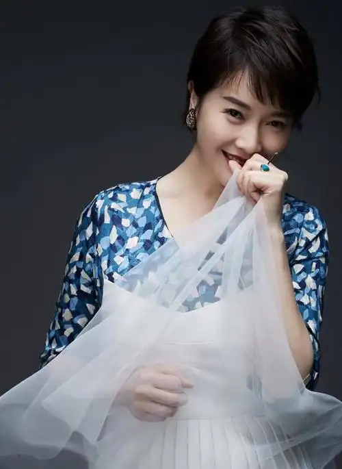 左小青凹造型难逃老态,白色腰封像是"裹胸布",不穿更好