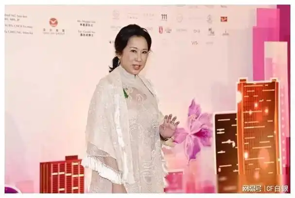 朱玲玲带次子出席晚宴!穿白裙戴绿宝石尽显古典美,二少该脱单了|独特