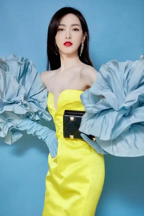 又被唐嫣惊艳了!戴"绣球花"手套穿柠檬黄抹胸裙,网友:绝美