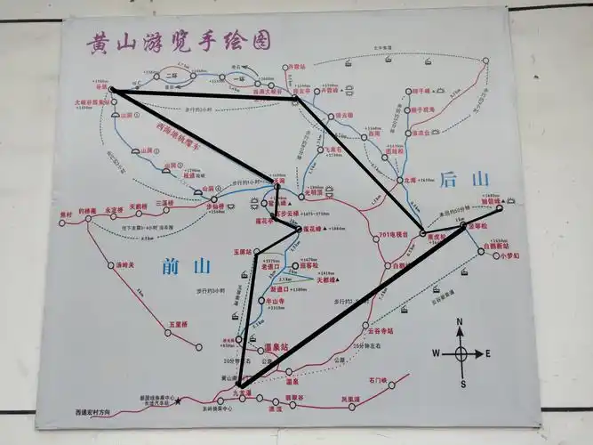 老板做过多年导游,在黄山旅游图上为我们勾划了线路并帮助订了上山的