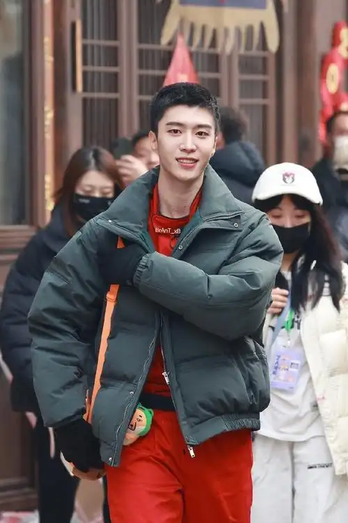 范丞丞青春环游记3最新路透来啦寸头红色赛车服酷飒十足