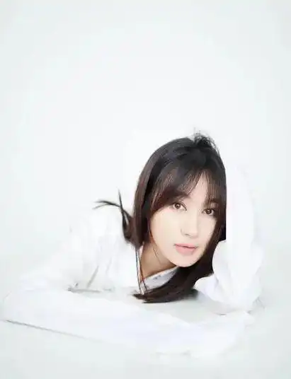 1月15日,李菲儿突然登上热搜,一看.原来她之前拍的照片引起了争议.