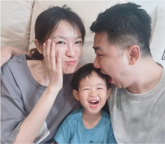 李艾晒儿子近照,2岁多小灯泡更俊俏了,身高瞩目脸蛋肉嘟嘟超萌