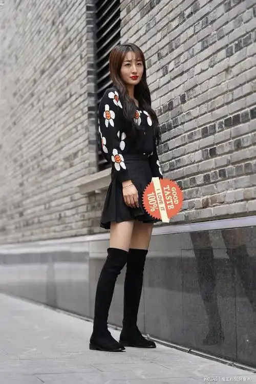 古城墙边花朵连衣荷包裙搭配肉丝袜高筒靴花容月貌人见人爱