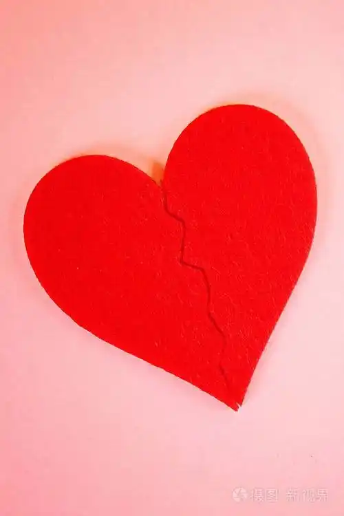 在粉红色的背景下红色的心碎成两半