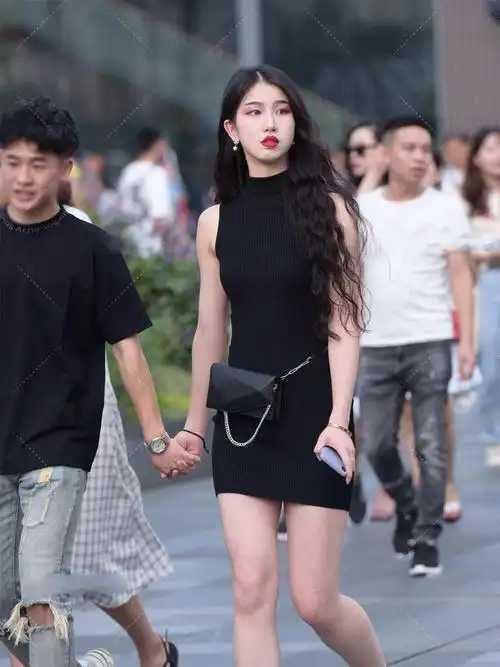 黑色长卷发温柔有女人味,修身连衣裙显瘦好看,穿搭成熟知性|包包|发型
