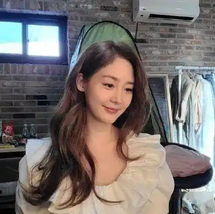 随后所属经纪公司确认该事实并表示"目前成宥利在怀孕初期并怀上了