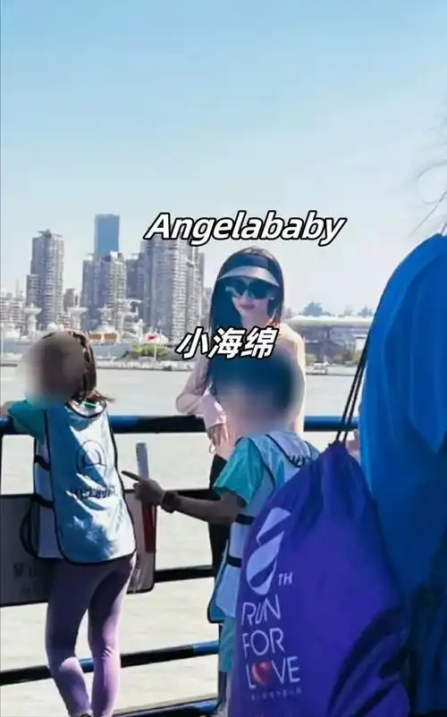 网友偶遇angelababy带小海绵参加亲子活动,满脸宠溺的盯着儿子