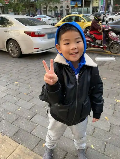 沙溢晒小鱼儿上学照,与安吉背同款书包,疑似上同一所国际学校