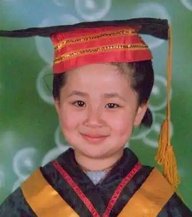 许多明星小时候并不好看,其中不少被自己妈妈嫌弃丑的!