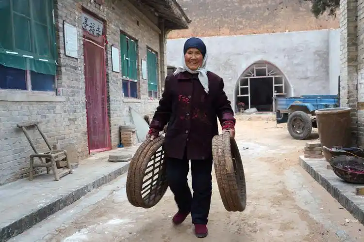 农村78岁老人坚守窑洞小庙30年,看她生活是啥样