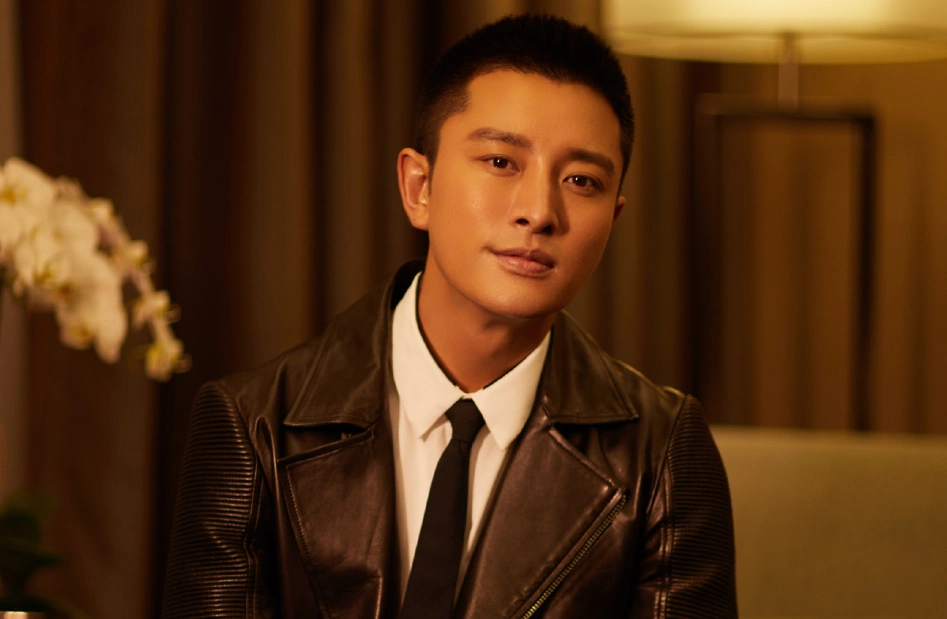 剃了板寸平头的贾乃亮,相比之前更加成熟稳重,还有男人味