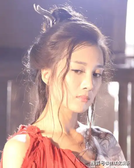 她曾是"古装第一美人",被狗咬毁容后,40岁靠演恶毒女配翻身_李依晓