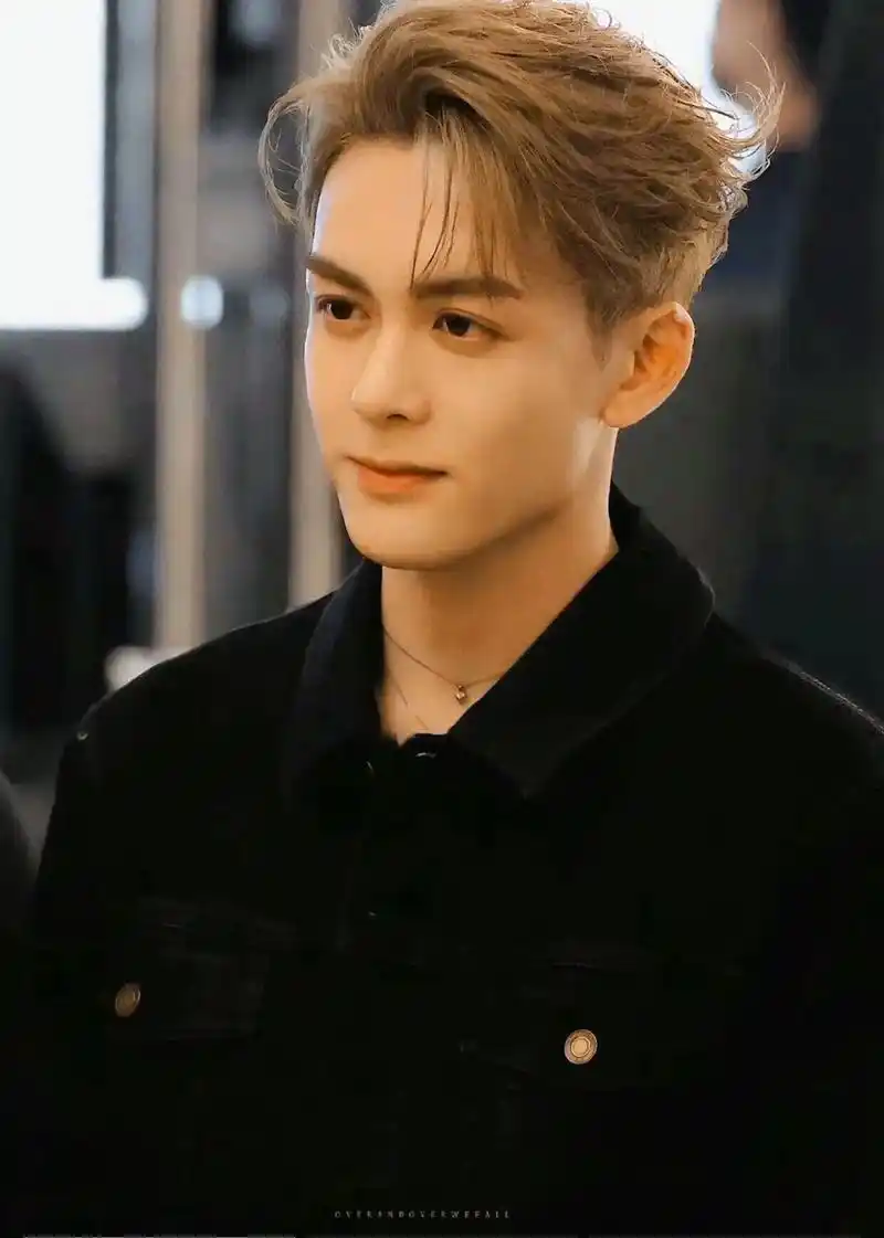 小晞绝美壁纸泰帅辣#终极笔记#曾舜晞#吴邪91 - 抖音