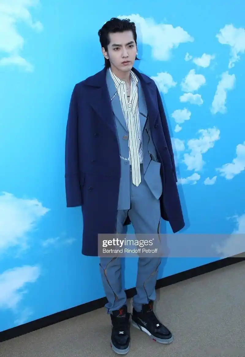 吴亦凡今天蓝色西装生图,瘦下来状态是真的好