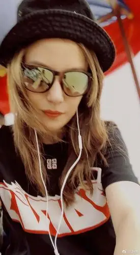 发布了头条文章:赵薇晒出游自拍照妆容精. 来自pkacc066_vr - 微博