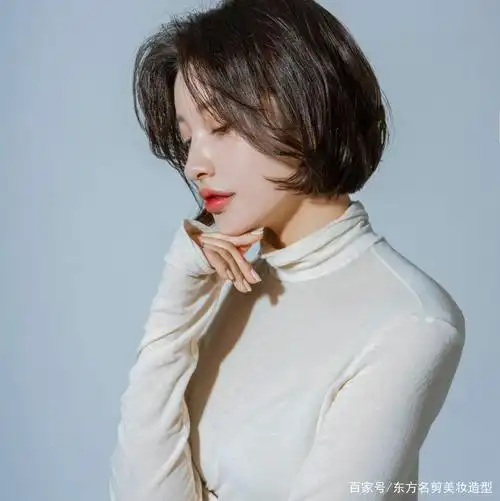 短发造型各式各样 但是最经典百搭的短发还是齐耳短发 齐耳短发