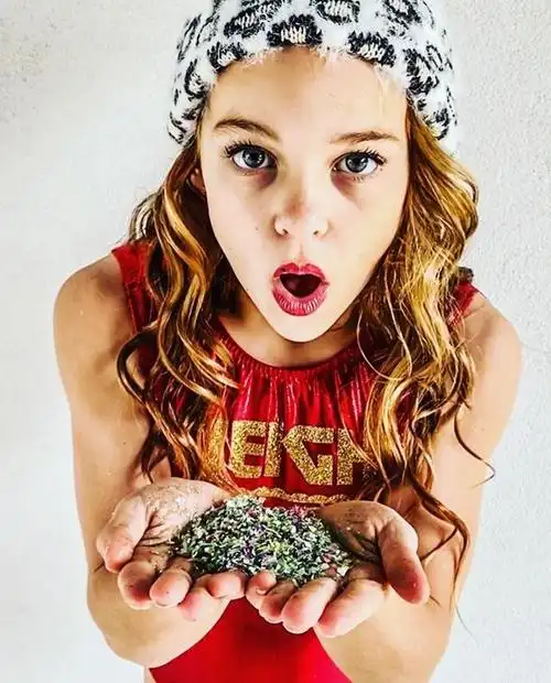 美国10岁女孩秀肌肉!穿衣少女荷尔蒙爆棚,挂脖衣难藏浑身腱子肉