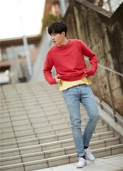 帅气张艺兴上线!街头写真洋溢青春活力