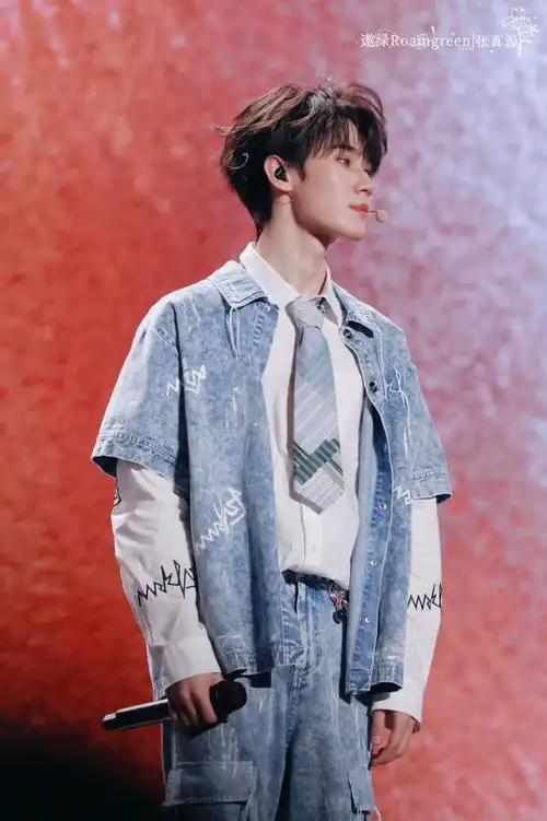 张真源背吉他打碟