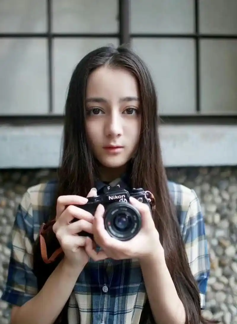 迪丽热巴出道这么多年的前后变化,尤其体现在眼神上,从清纯小白到现在