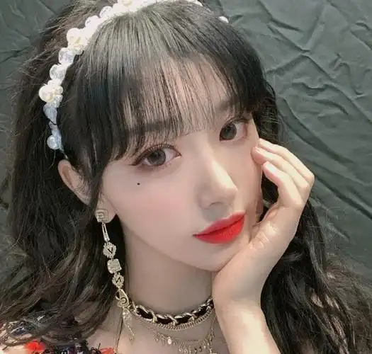 凭借《青你2》脱颖而出的实力派选手孔雪儿,颜值也是非常出众,齐刘海