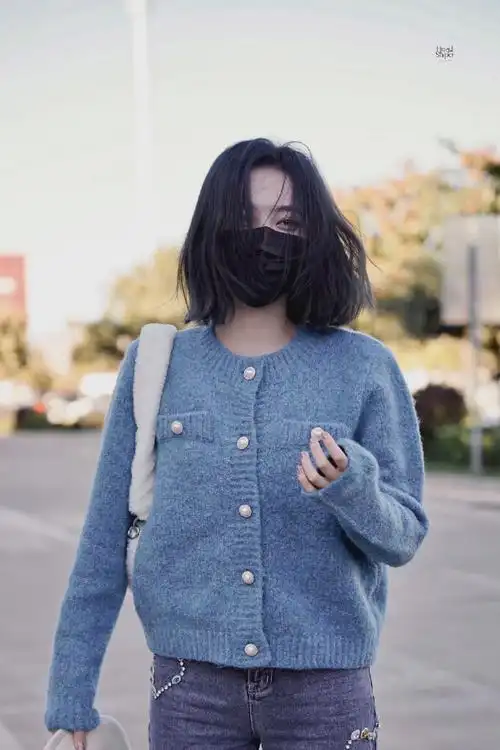 许佳琪今日机场私服分享,蓝色针织开衫搭配爱心钻饰牛仔裤,眉眼精致