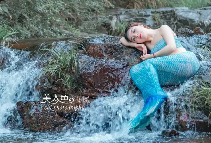 美人鱼是传说中的海洋种族,以腰部为界上半身是美丽的女人,下半身是