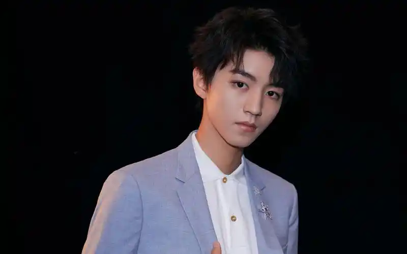 王俊凯清爽帅气写真桌面壁纸高清大图预览1920×1200_大陆明星下载_美