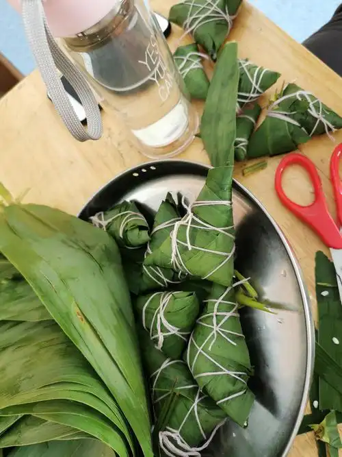 "粽香氤氲,情满黎明"端午节教师包粽子