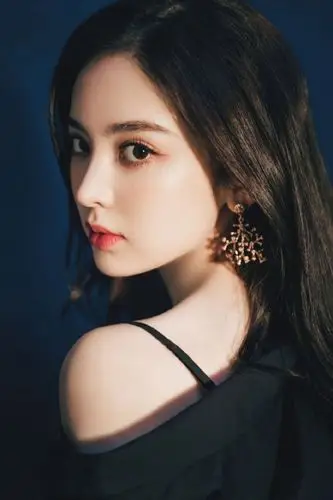 古力娜扎身穿黑色露肩裙优雅大方长发披肩精致动人