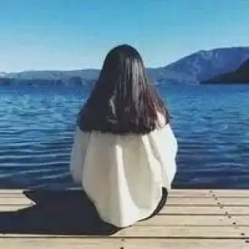 女生背影头像戴帽子海边长发史诗级的背影杀手