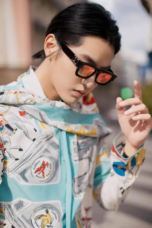 吴亦凡巴黎帅气街拍图片