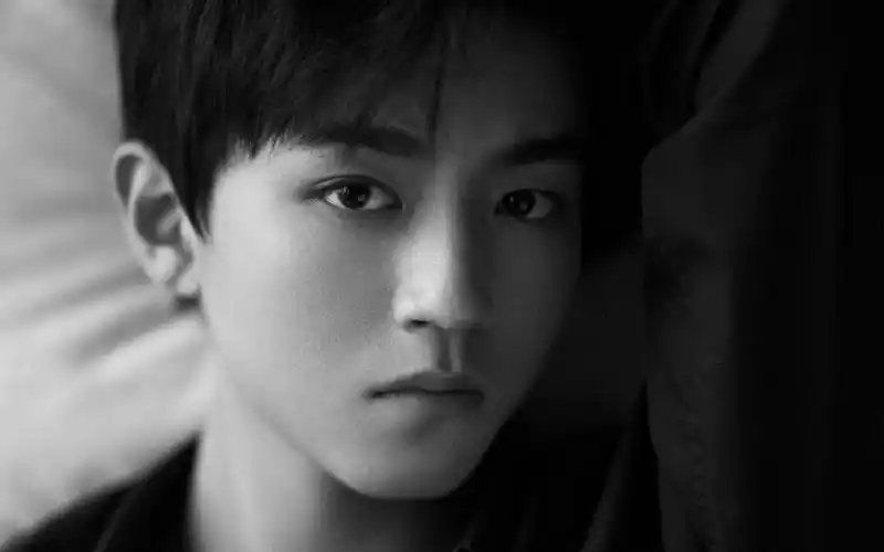 王俊凯黑白质感帅气写真_明星电脑壁纸-壁纸族