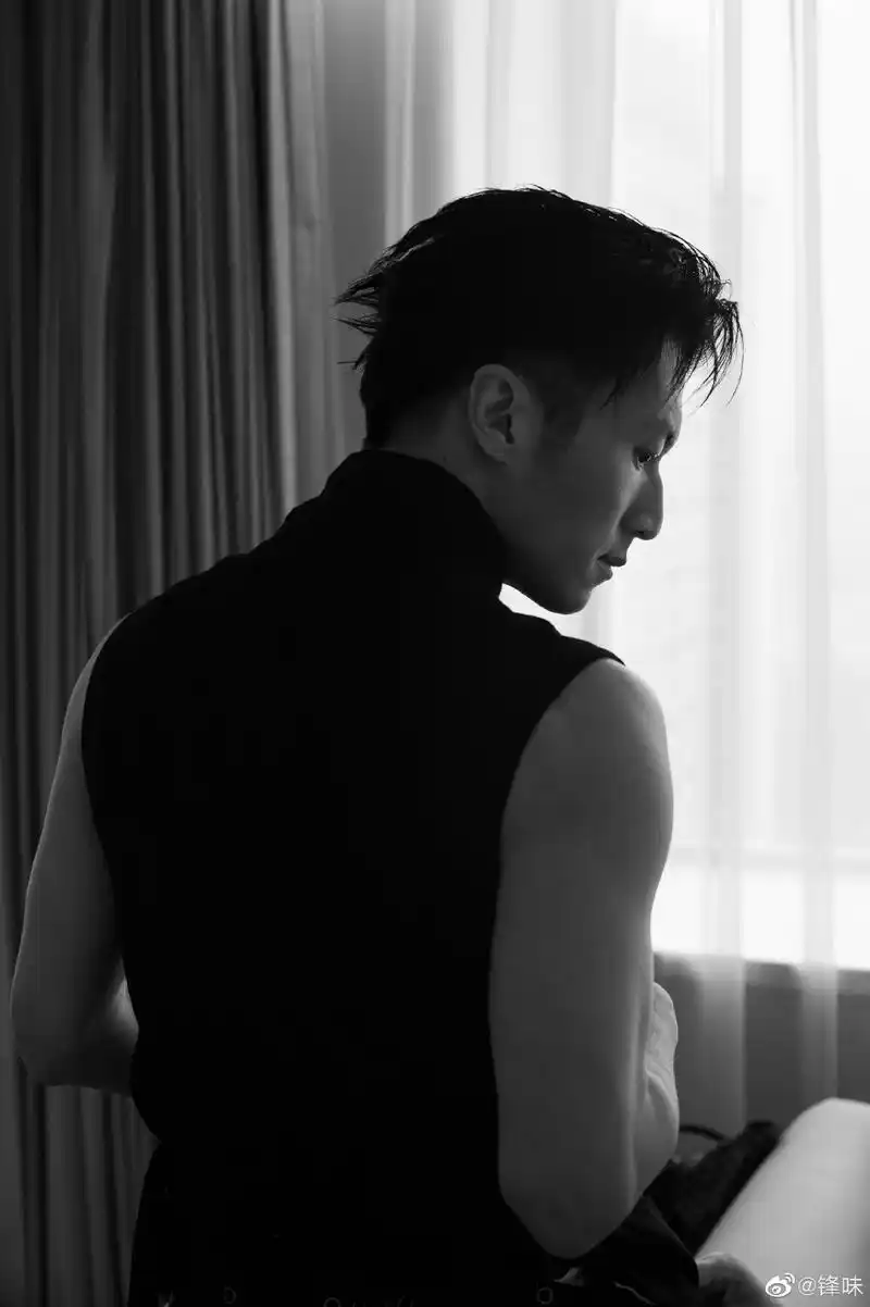 组图:谢霆锋晒周五随拍 型男穿搭秀优越侧颜