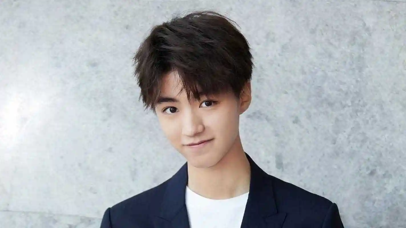 王俊凯跟牛欣欣的绯闻14年就传过,今年又因为一件同款卫衣被传起来了