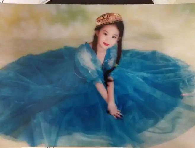 刘亦菲公主裙童年照