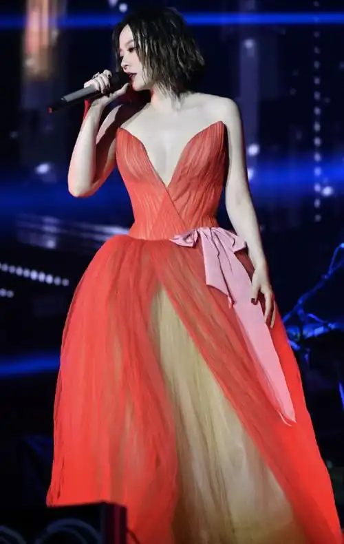 张靓颖演唱会上秀蝴蝶胸看点十足网友肤白貌美身材好