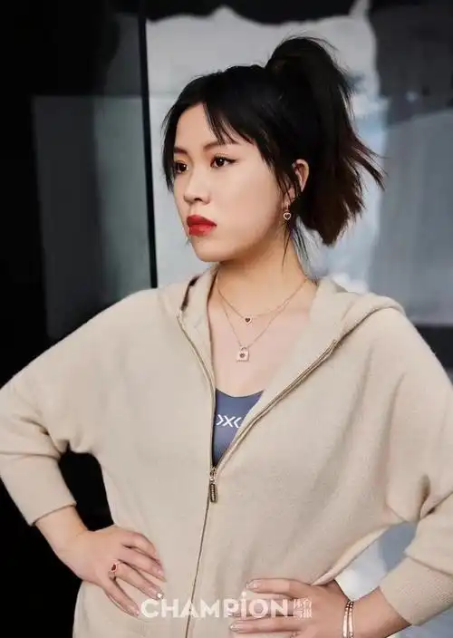 冠军杨倩今年首封大片造型封神穿运动装配美甲红唇美得太惊艳