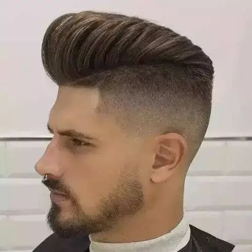 后背油头,用发油将头顶抓高往后面梳, 两侧利索打