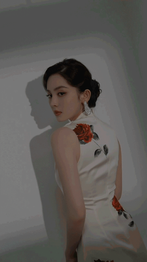 娜扎红玫瑰旗袍#古力娜扎最新物料旗袍   这个回眸 01 阮总救我 我